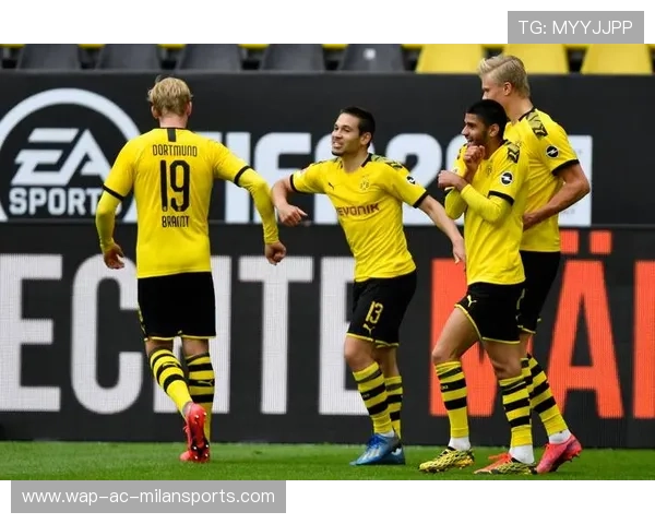 足球后卫失误送礼，对手笑纳大礼——一场失误背后的战术与心理博弈